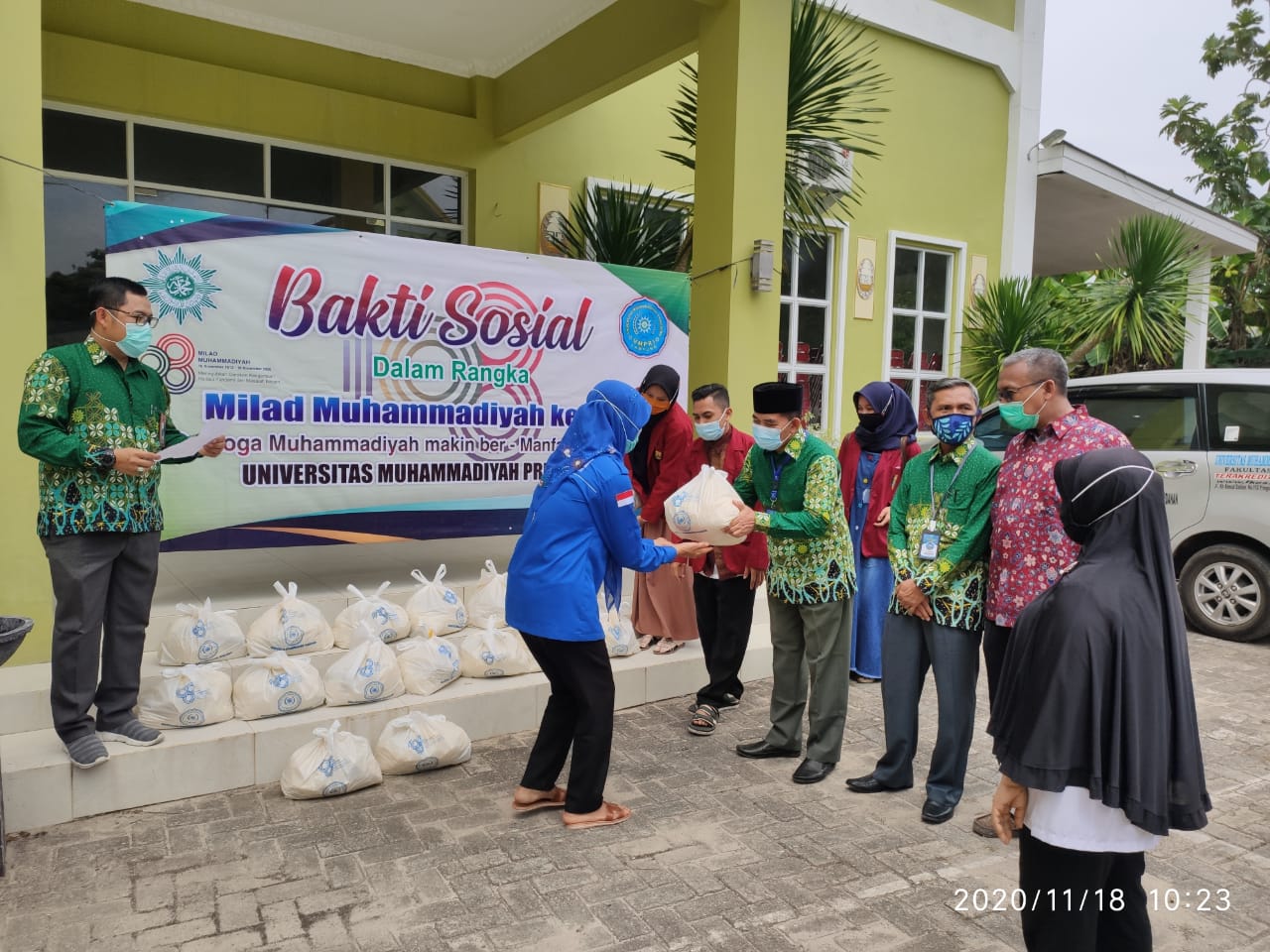 Rektor UMPRI Drs. H. Wanawir AM, MM,. M.Pd, Buka Acara Baksos secara simbolis.